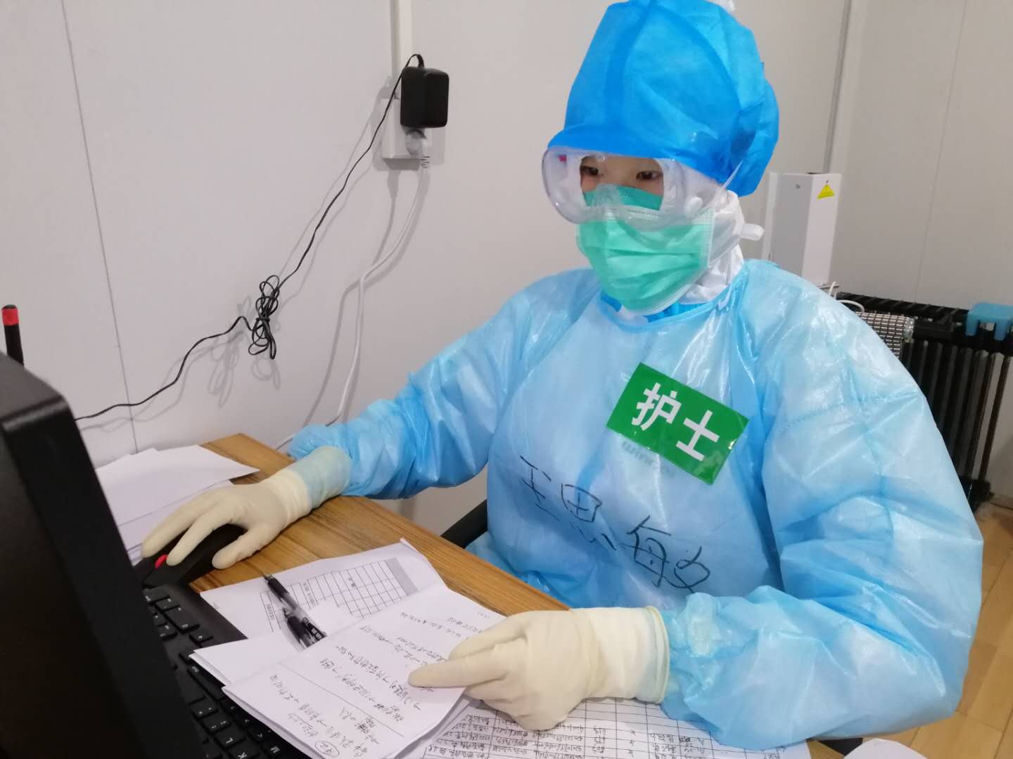 2020年2月20日, 王思敏在武汉青山方舱医院处理医嘱 .jpg