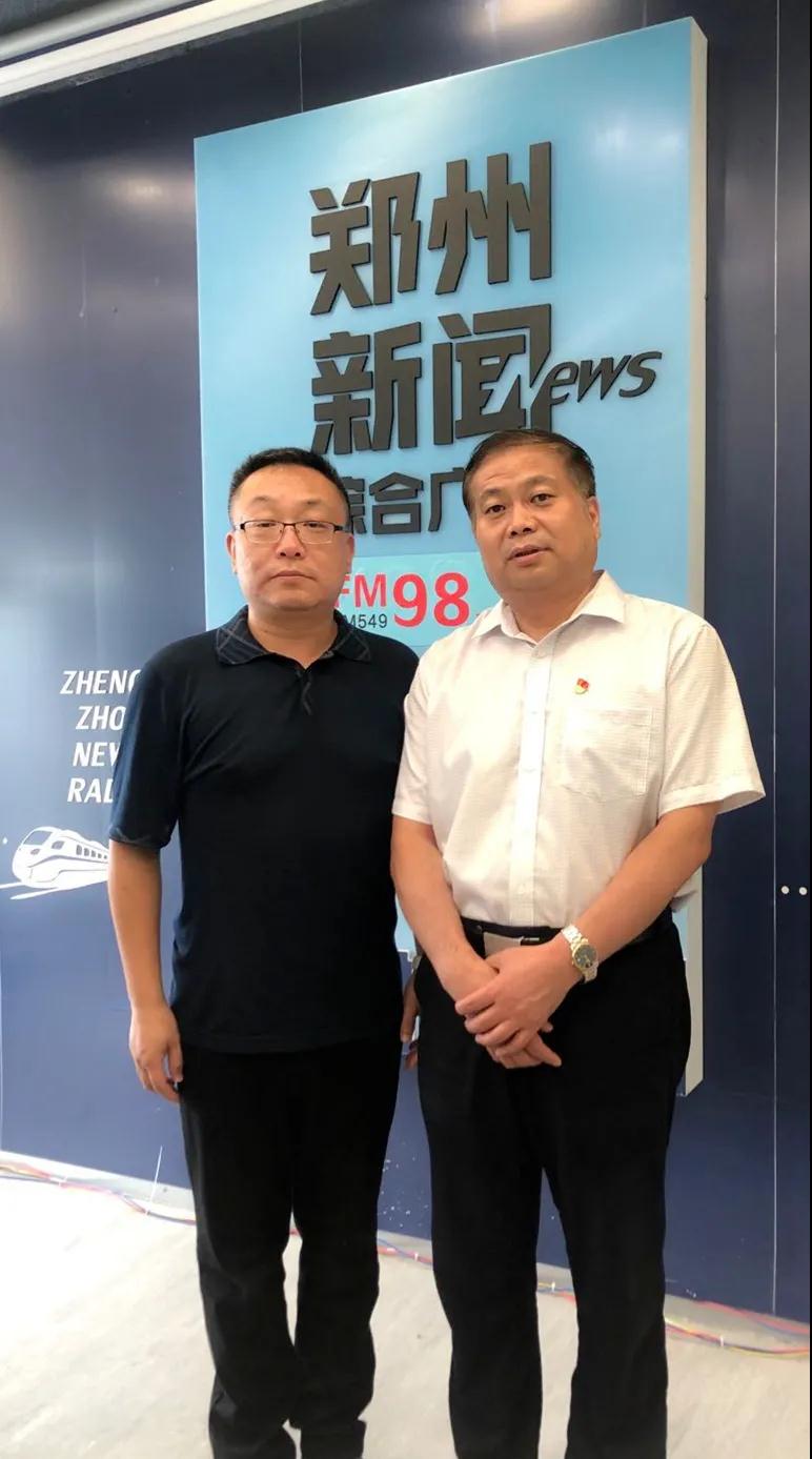 △主持人程鹰（左）与嘉宾合影.jpg