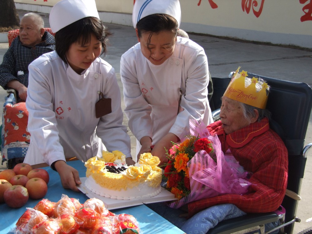 尊老敬老—老年科为住院百岁老人祝寿 (2).JPG