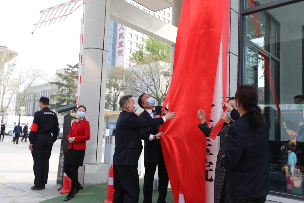 最后参加揭牌仪式的院领导班子成员和医院同仁在新大门前合影留念.